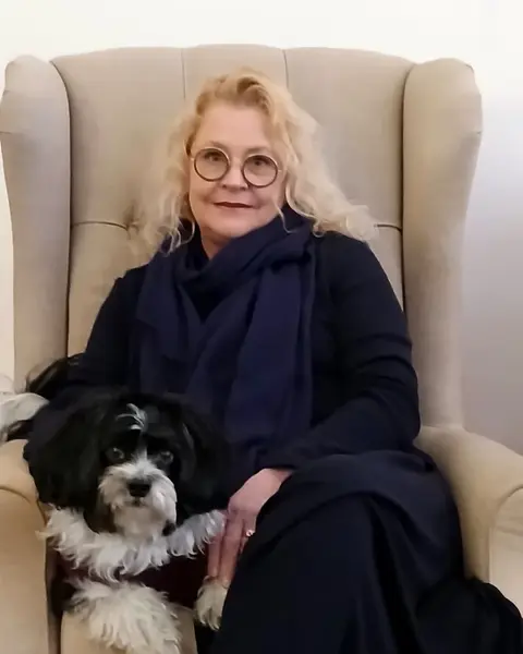 Kelly Hanrahan seated with Winston