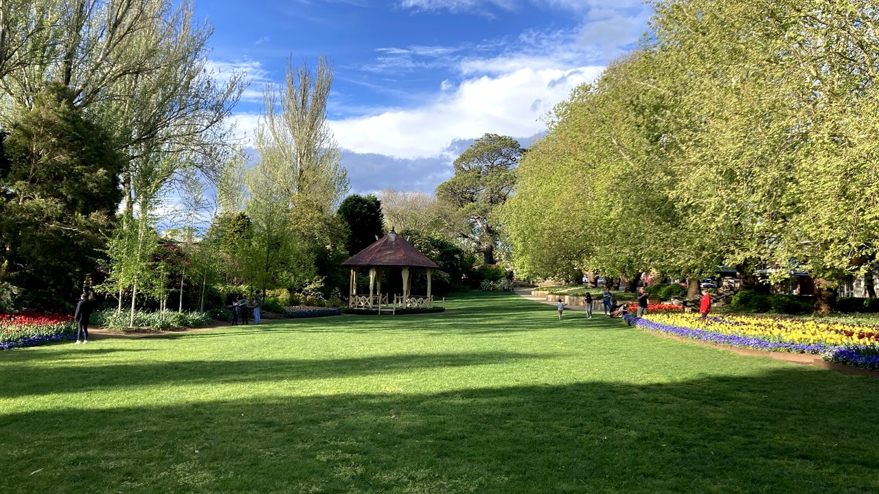 Lawns and rotunda in Leighton Gardens opposite i.care Psychology